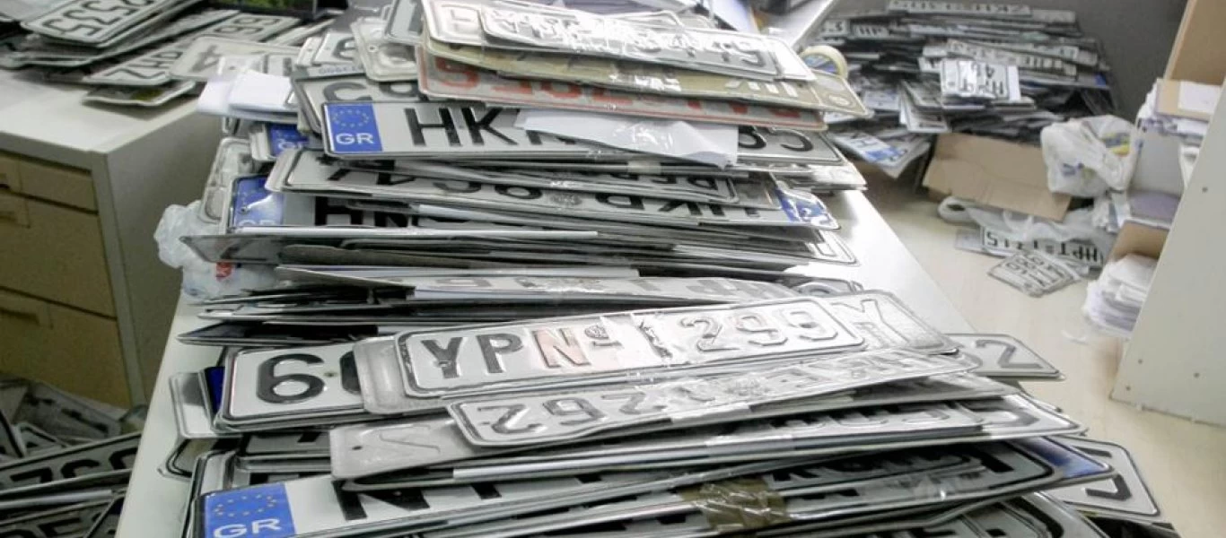 Θα χρεώνουν τις πινακίδες κυκλοφορίας ανάλογα με το πόσο «εύκολα» νούμερα έχουν